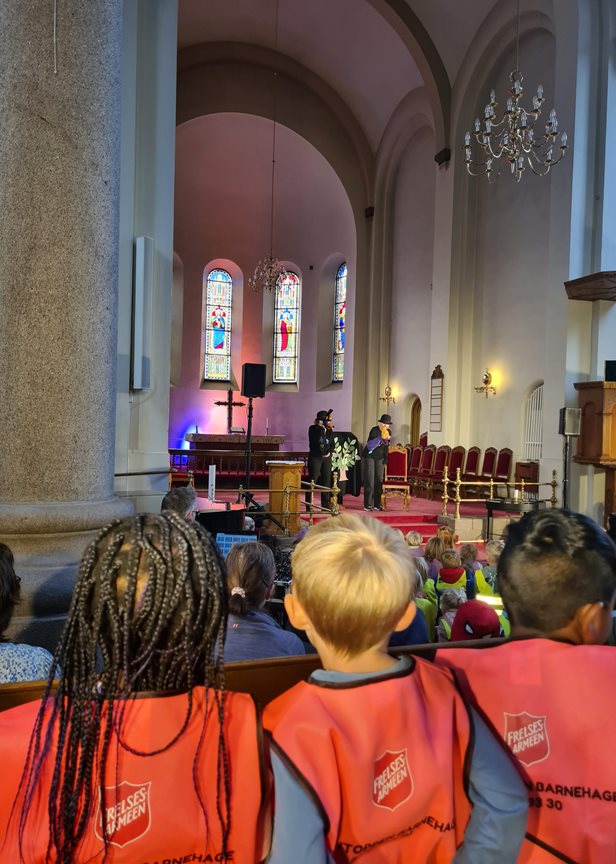 Kirkerotteforestilling som barnehage-kirkesamarbeid